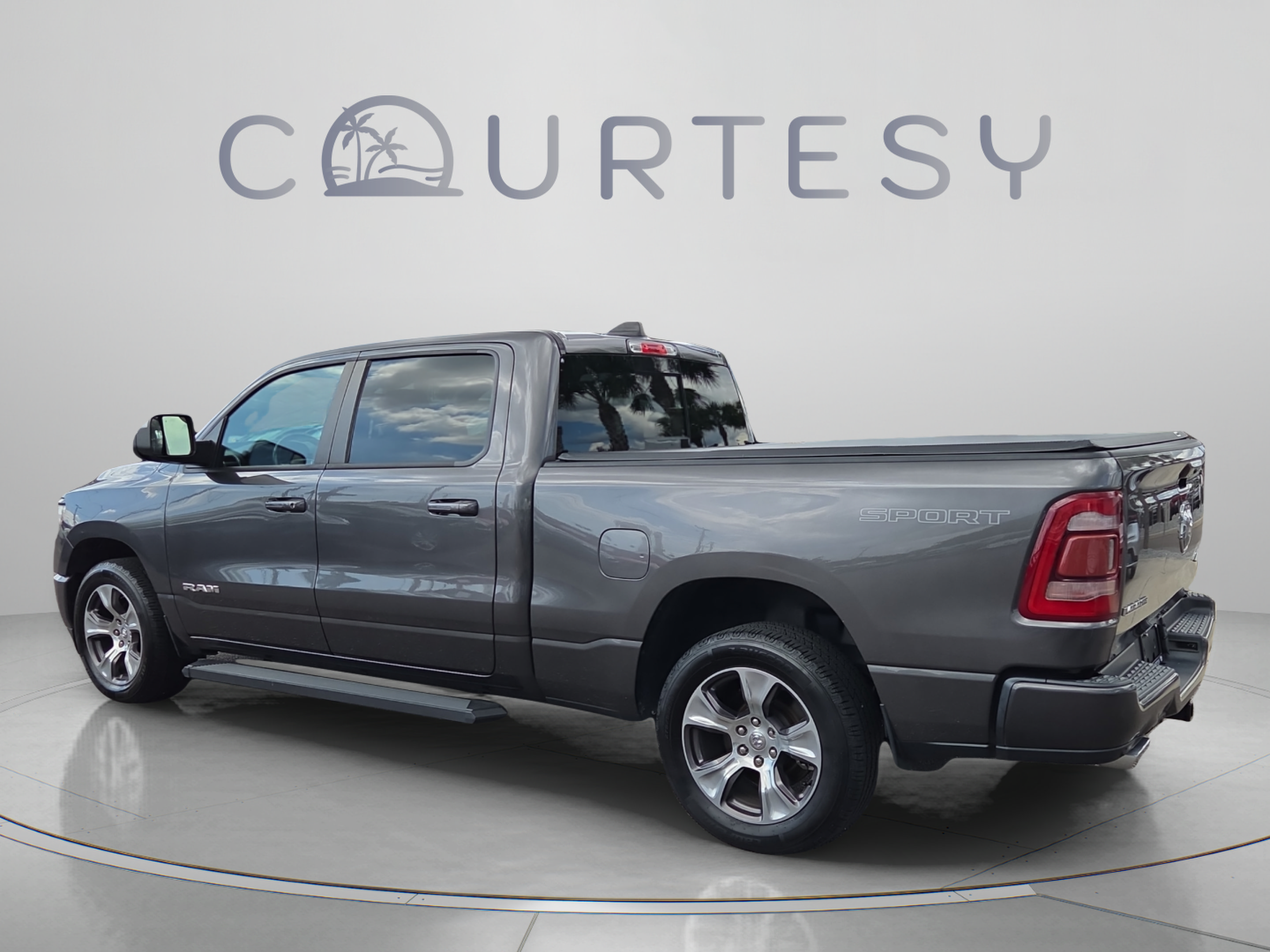 Used 2023 RAM 1500 Laramie AWD/4WD image 3