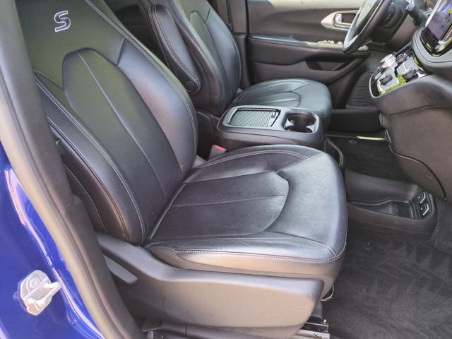 Used 2021 Chrysler Pacifica Touring-L w/ Uconnect Theater Family Group FWD image 18