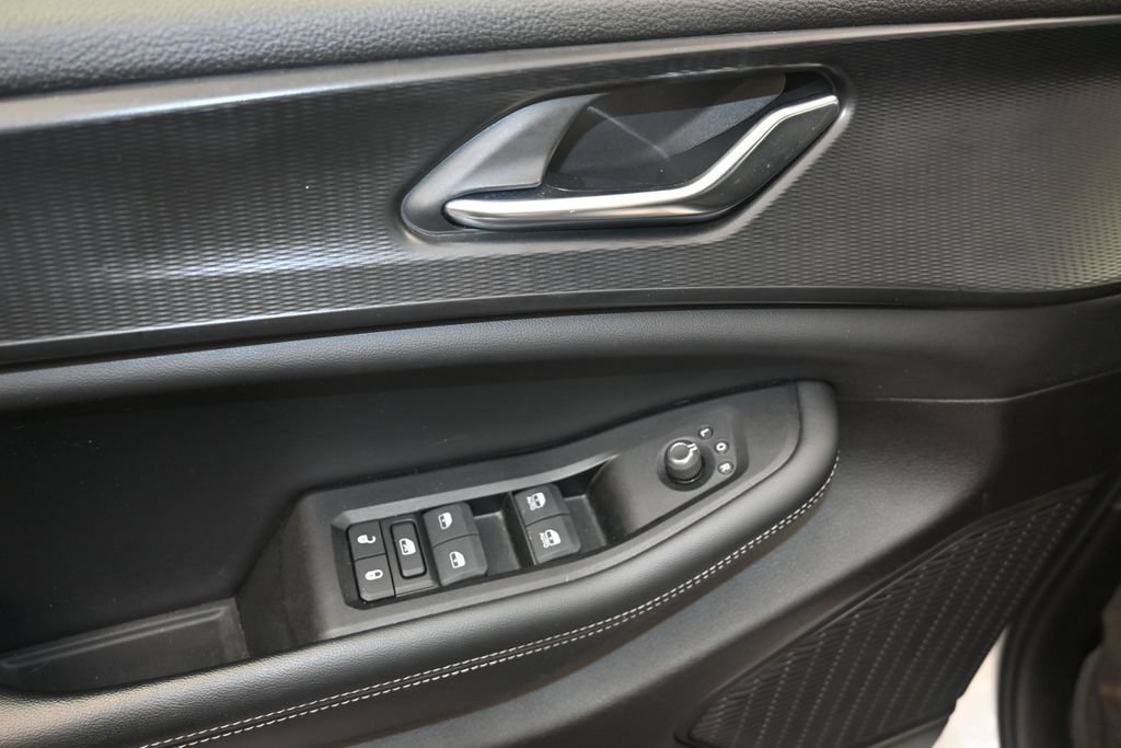 Used 2024 Jeep Grand Cherokee L Laredo RWD image 11