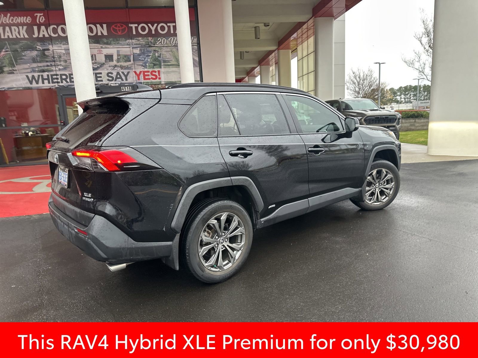 Used 2022 Toyota RAV4 XLE Premium image 10
