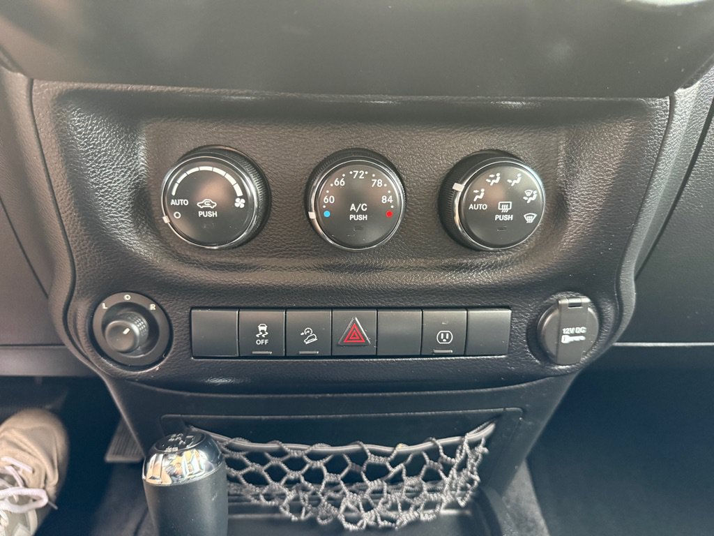 Used 2013 Jeep Wrangler Sahara w/ Connectivity Group AWD/4WD image 27