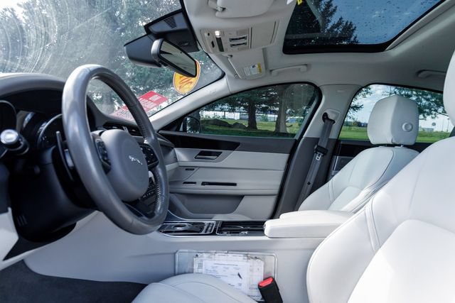 Used 2017 Jaguar XF Premium AWD/4WD image 10
