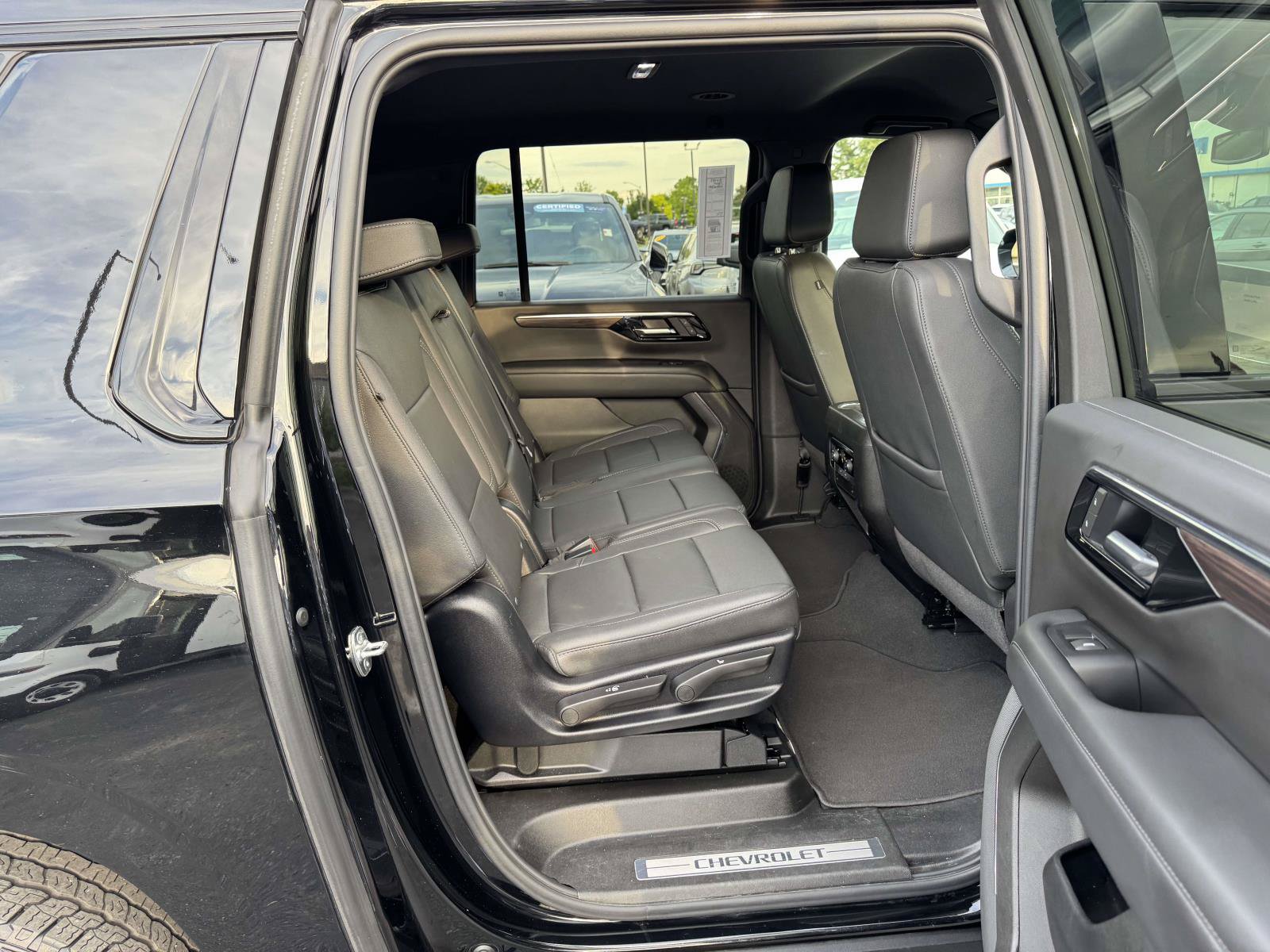 Used 2025 Chevrolet Suburban Z71 AWD/4WD image 16