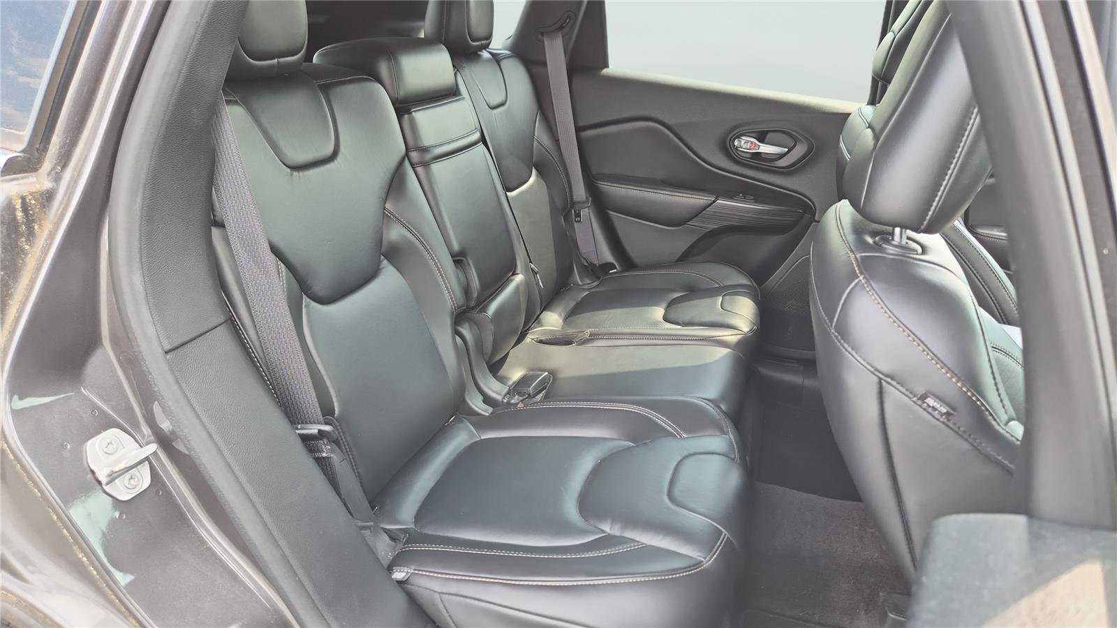 Used 2016 Jeep Cherokee Limited AWD/4WD image 15