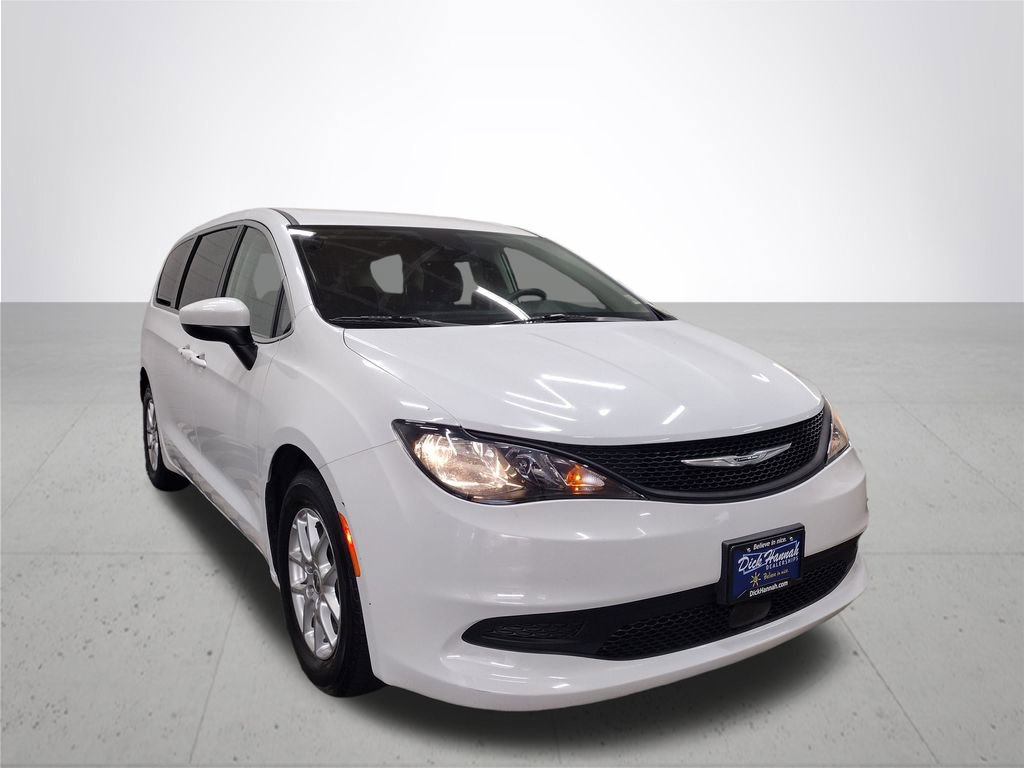 Used 2023 Chrysler Voyager LX image 4
