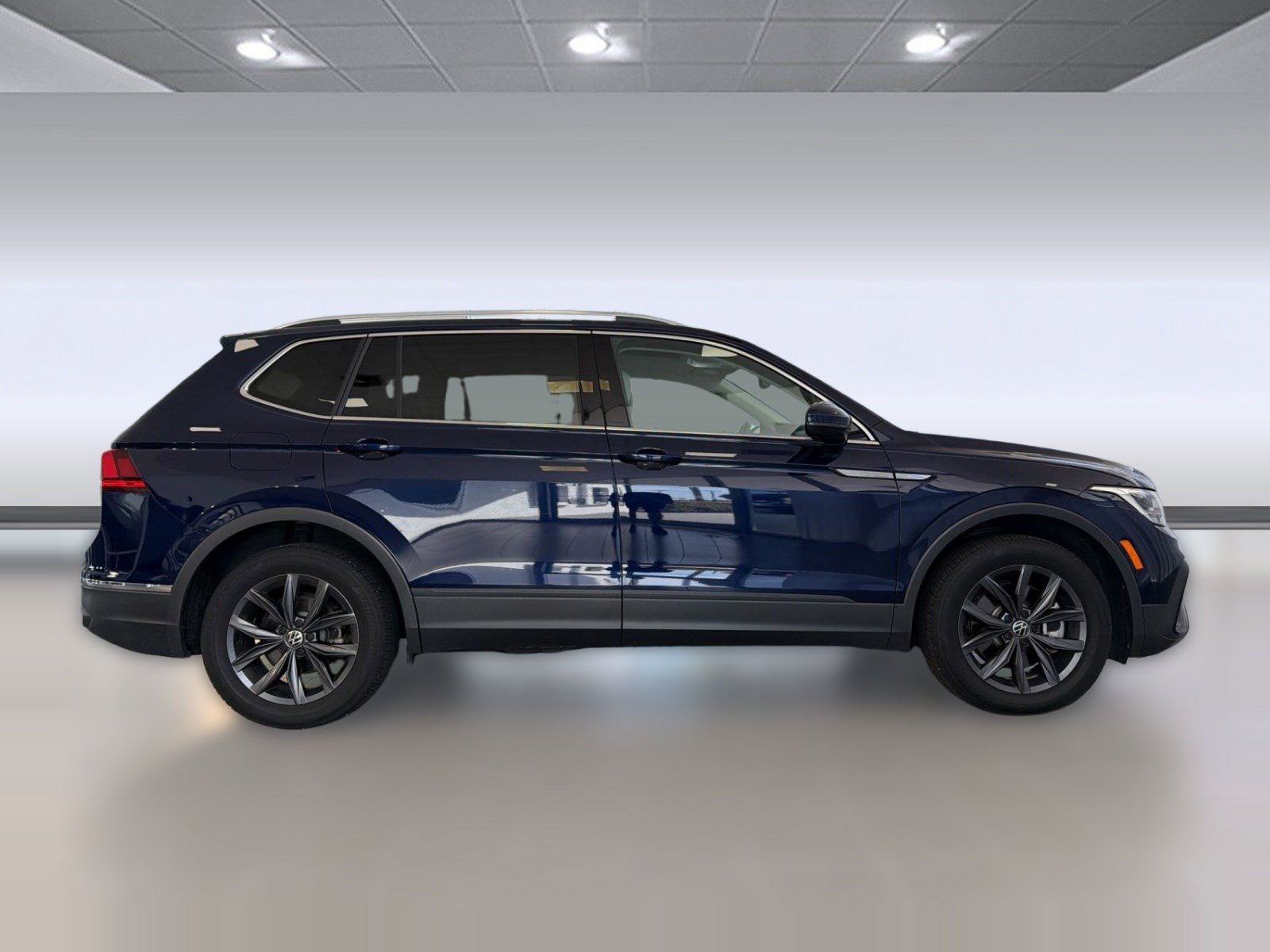 Used 2023 Volkswagen Tiguan SE w/ Panoramic Sunroof Package AWD/4WD image 8