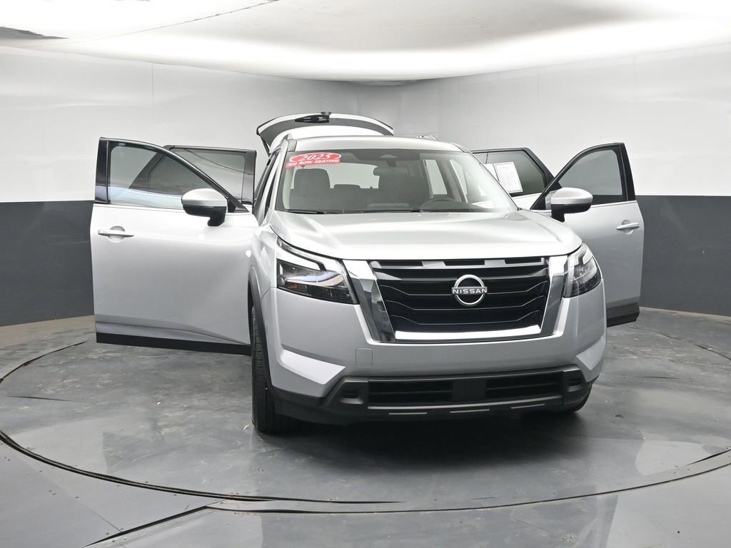 Used 2025 Nissan Pathfinder SV FWD image 50