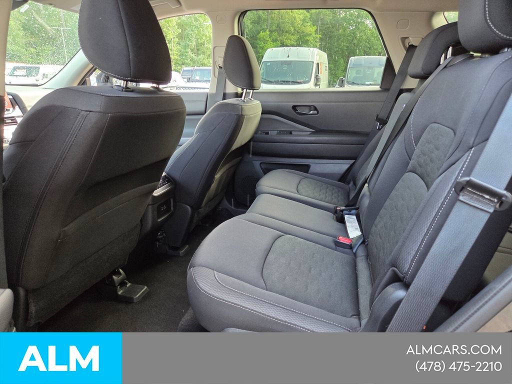 Used 2025 Nissan Pathfinder SV FWD image 7