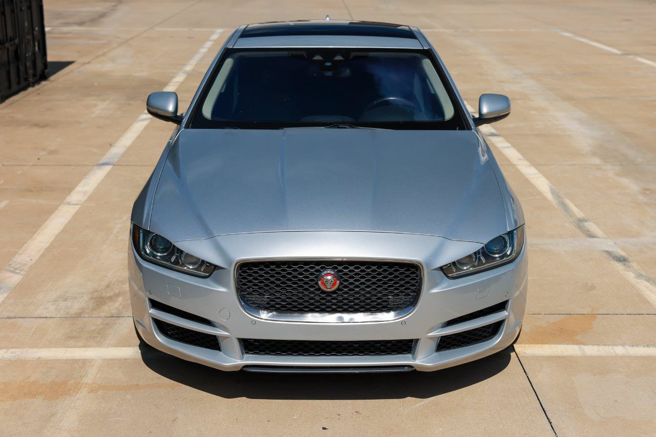 Used 2017 Jaguar XE Premium RWD image 21
