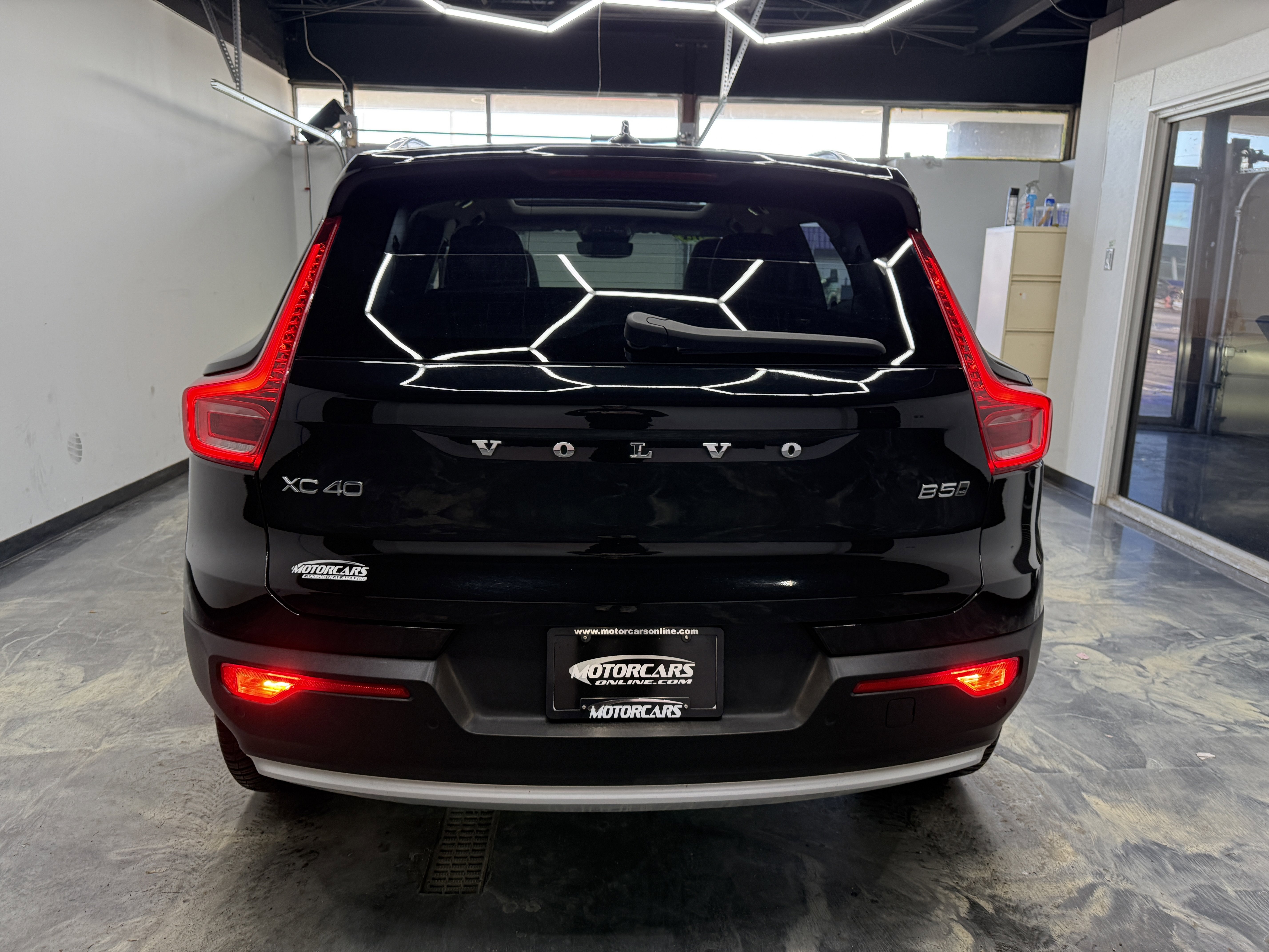 Used 2024 Volvo XC40 B5 Plus image 2