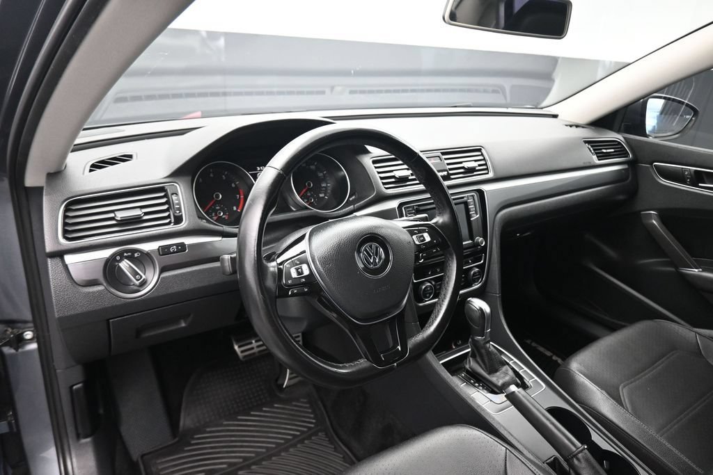 Used 2018 Volkswagen Passat 2.0T R-Line FWD image 14