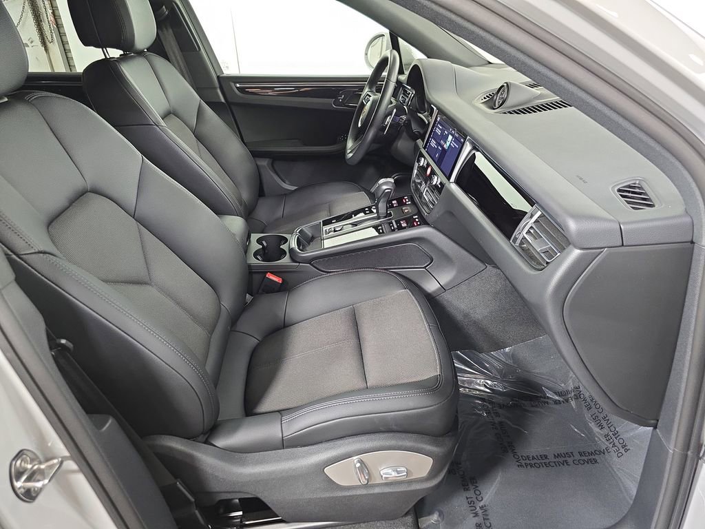 Certified 2025 Porsche Macan image 27