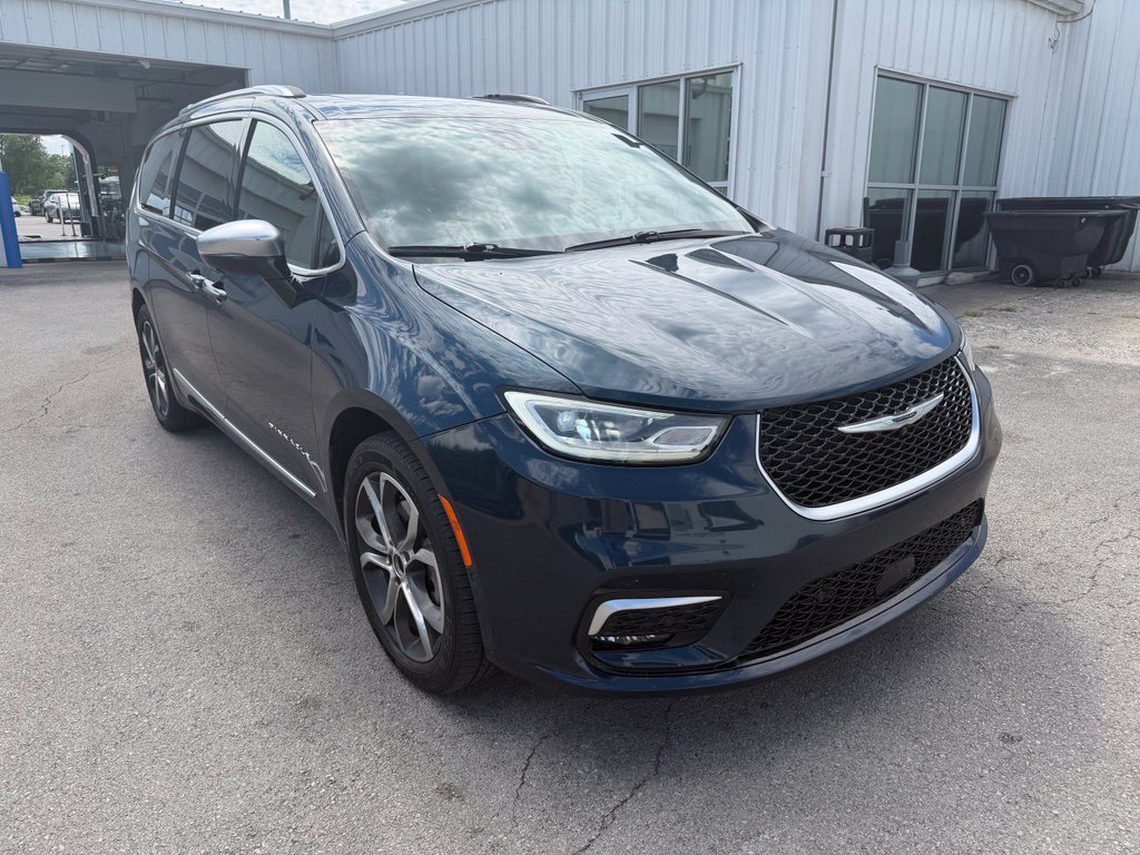 Used 2023 Chrysler Pacifica Pinnacle AWD/4WD image 2