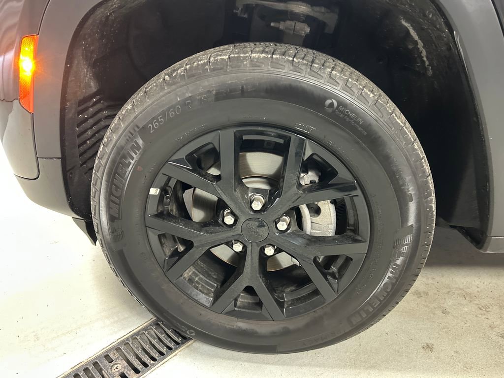 Used 2025 Jeep Grand Cherokee Altitude image 9