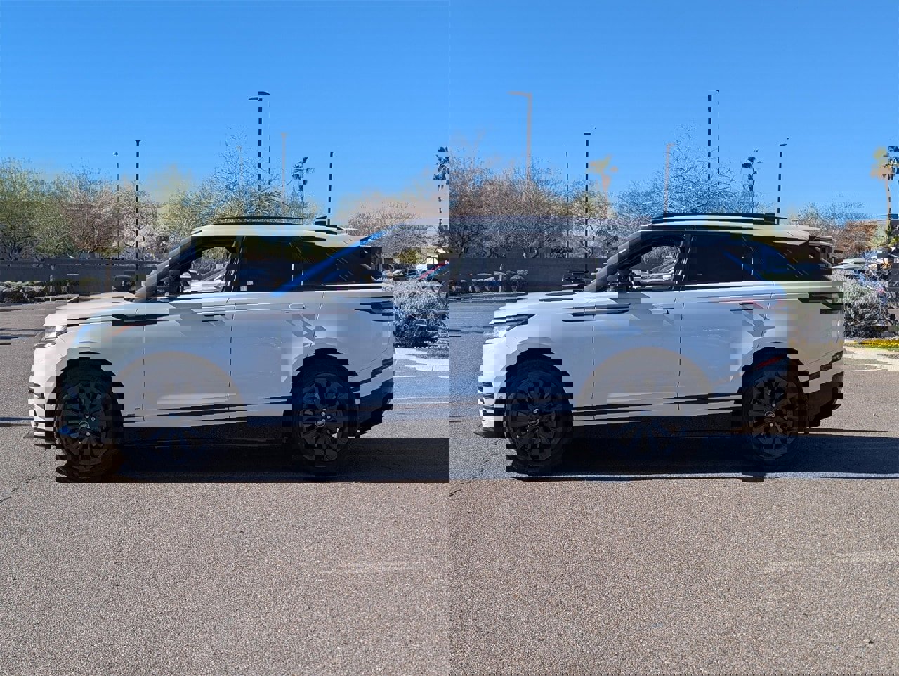 Used 2018 Land Rover Range Rover Velar R-Dynamic SE image 4