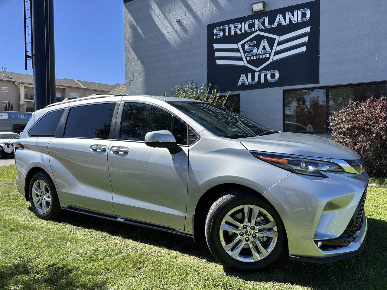 Used 2025 Toyota Sienna Platinum AWD/4WD image 1