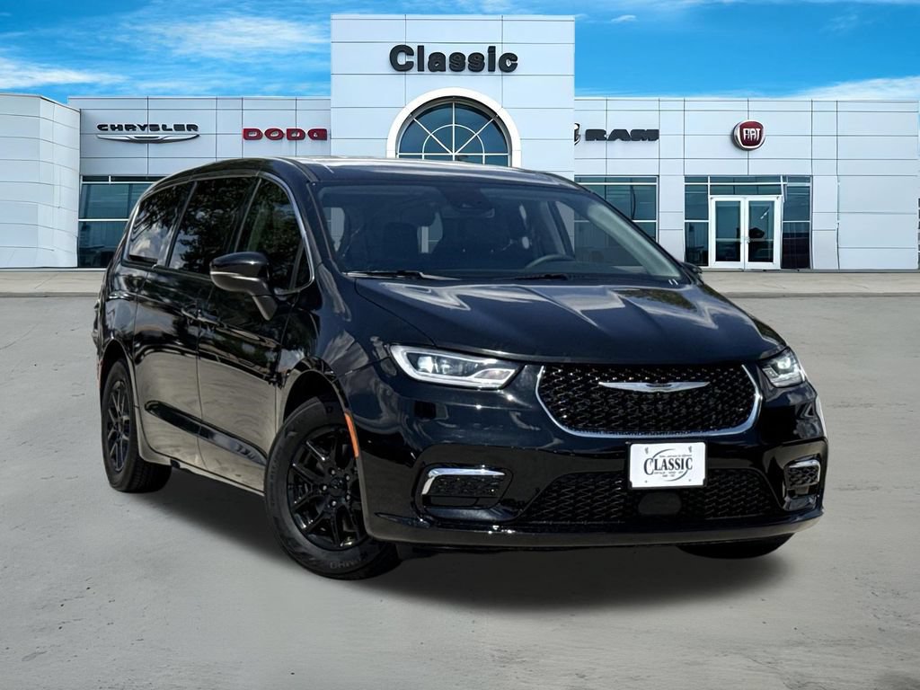 Used 2023 Chrysler Pacifica Touring-L FWD image 1