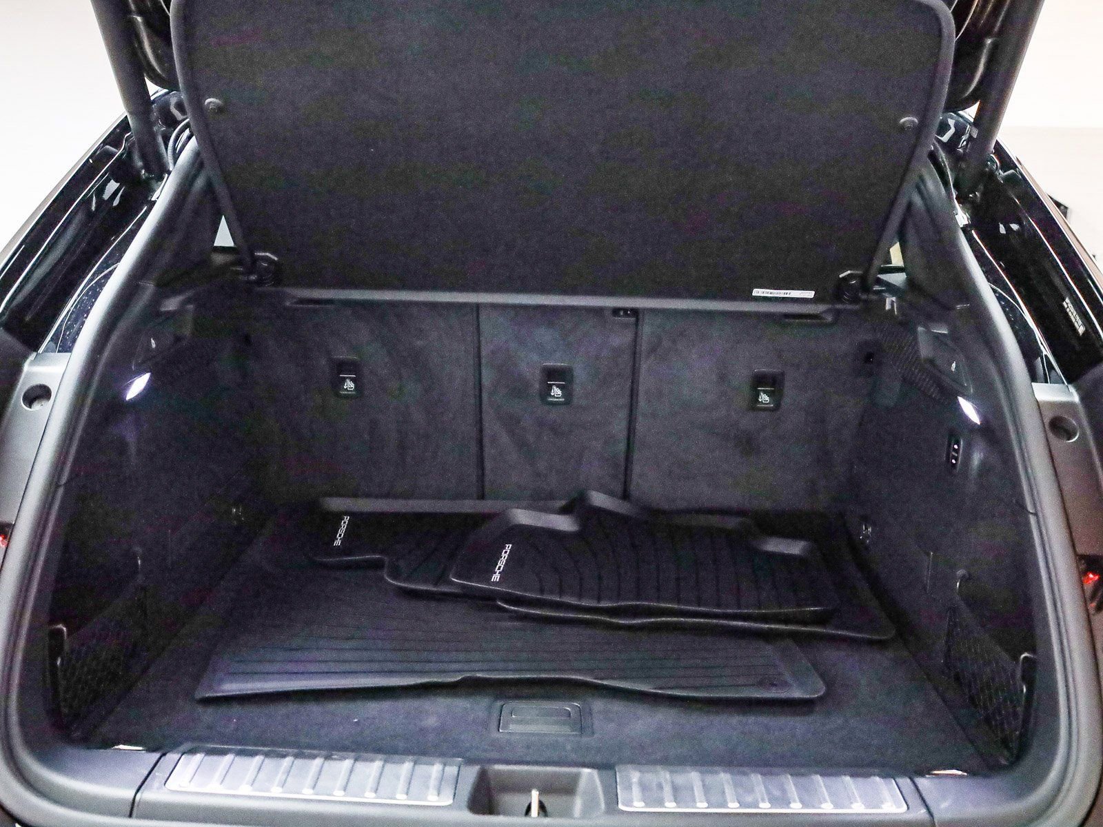 Certified 2025 Porsche Macan Turbo Electric image 30