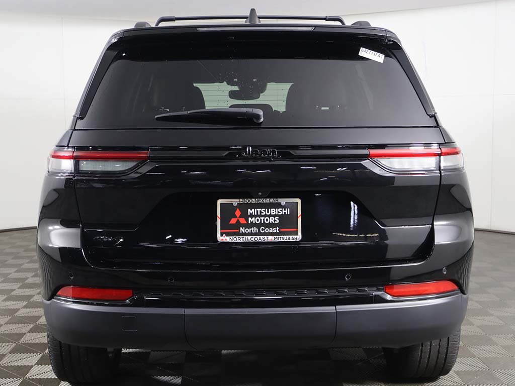 Used 2023 Jeep Grand Cherokee Altitude AWD/4WD image 11