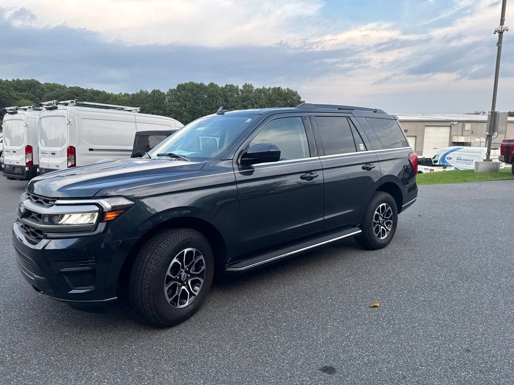 Used 2023 Ford Expedition XLT AWD/4WD image 3