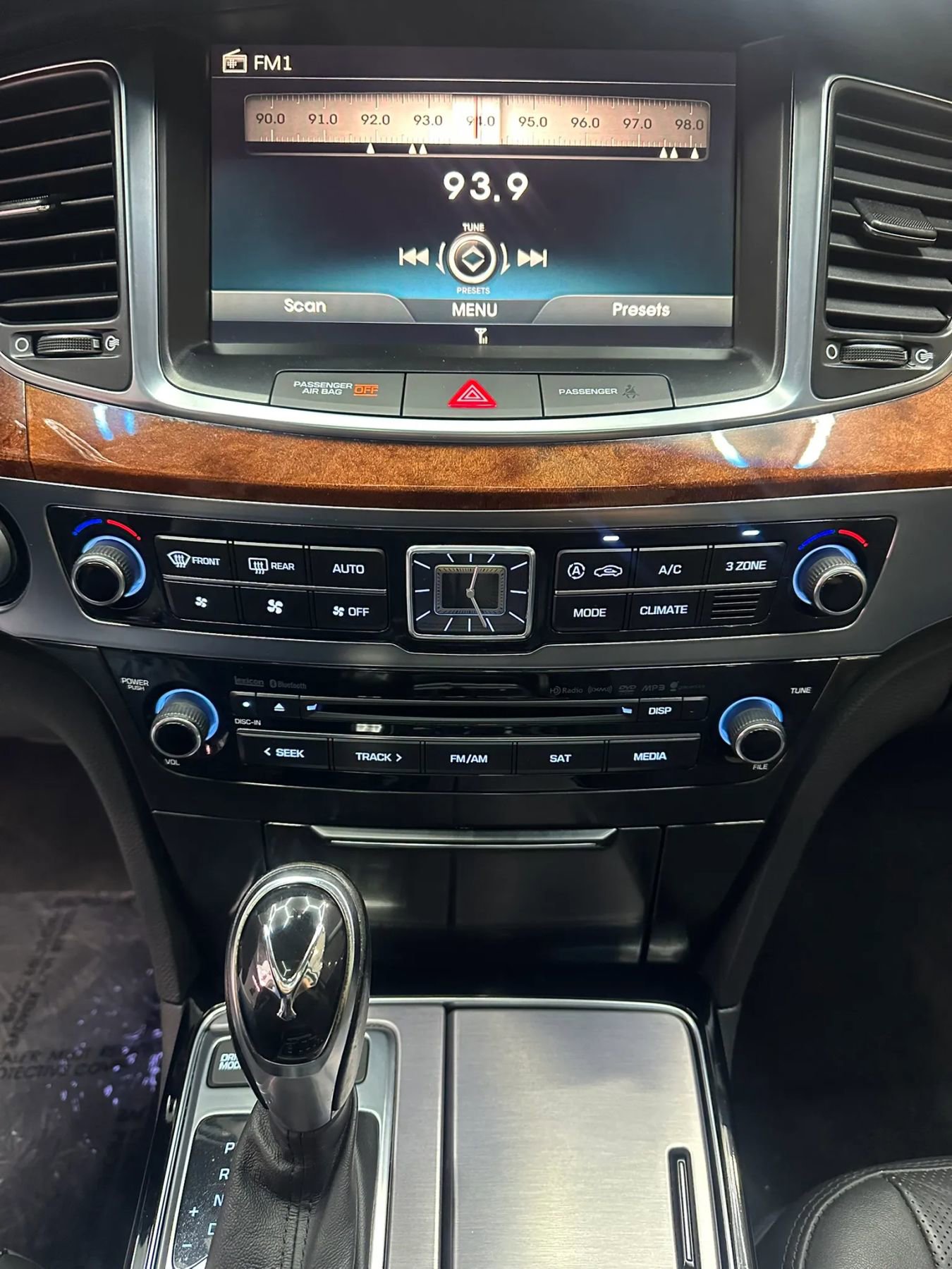 Used 2015 Hyundai Equus Signature RWD image 18