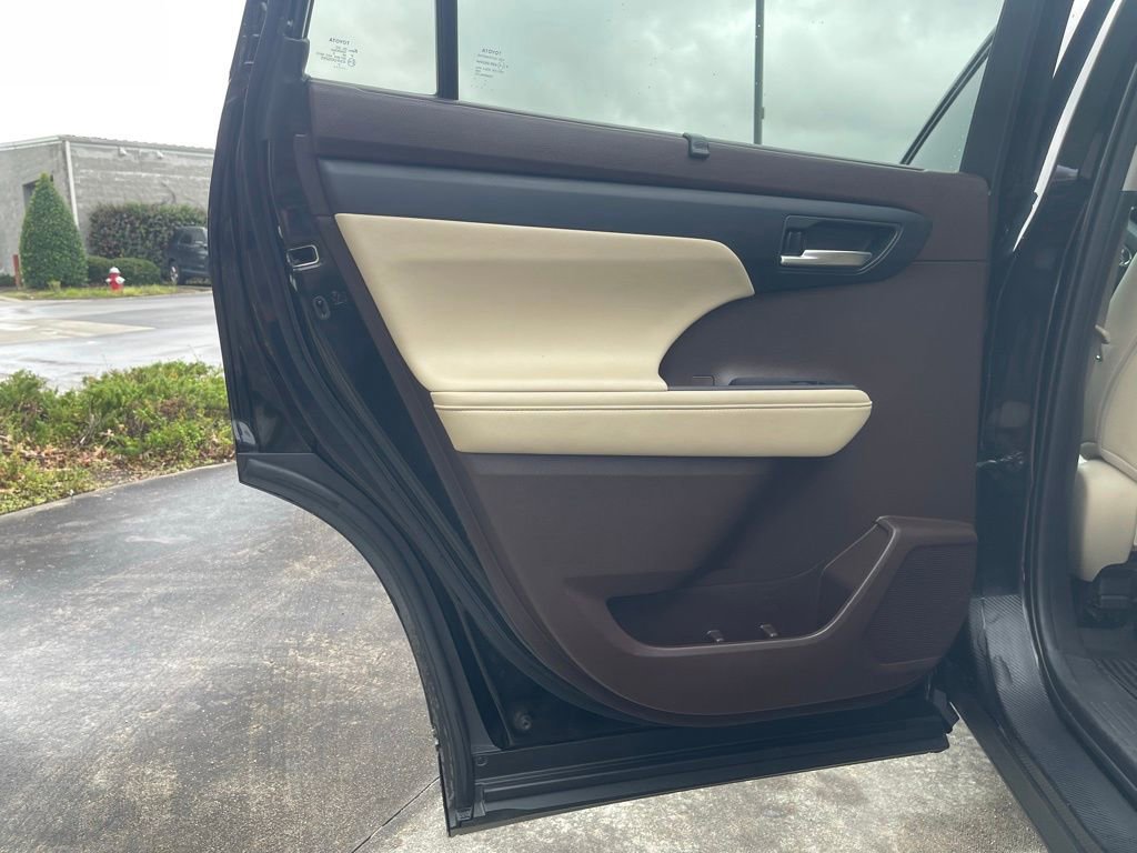 Used 2020 Toyota Highlander XLE image 25