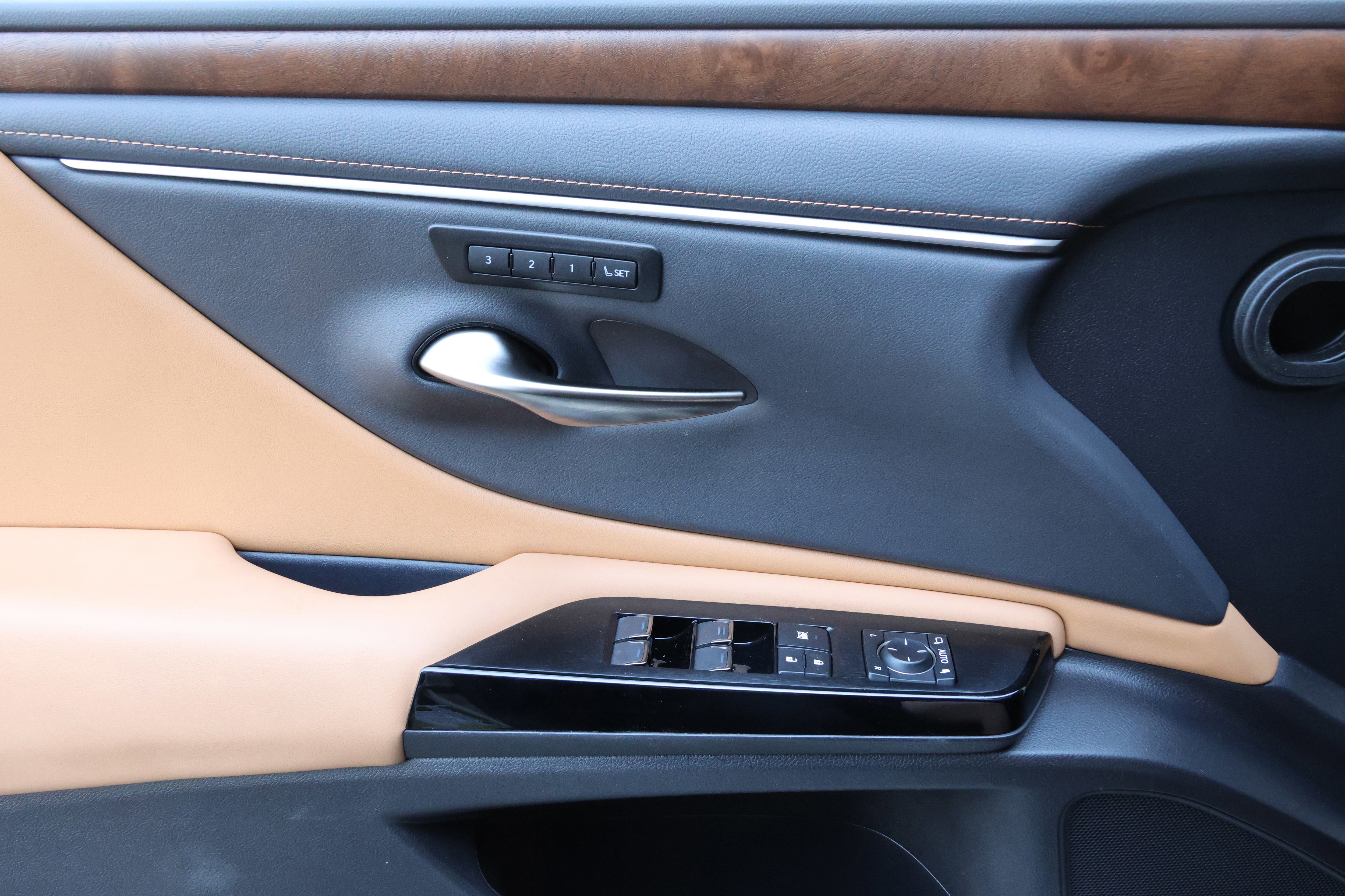 Certified 2025 Lexus ES 350 w/ Premium Package image 12