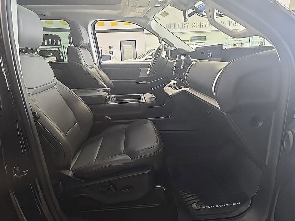 Used 2025 Ford Expedition Active image 44