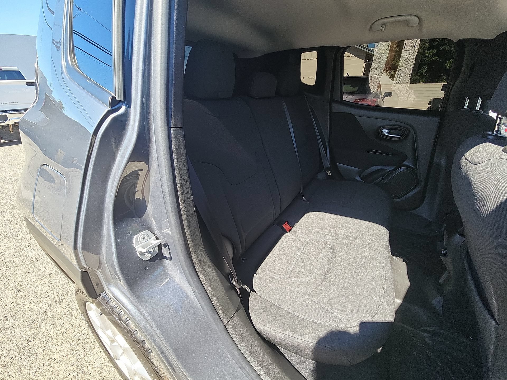 Used 2021 Jeep Renegade Latitude FWD image 27