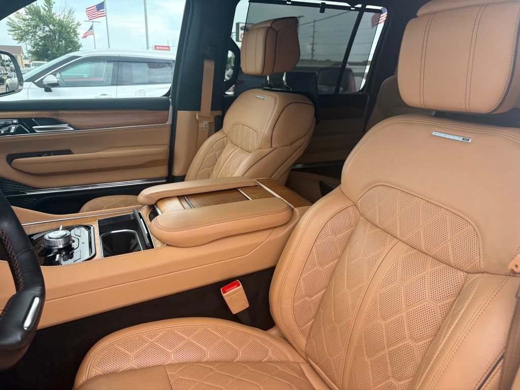 Used 2025 Jeep Grand Wagoneer L Series III w/ Rear Seat Video Group 1 AWD/4WD image 11