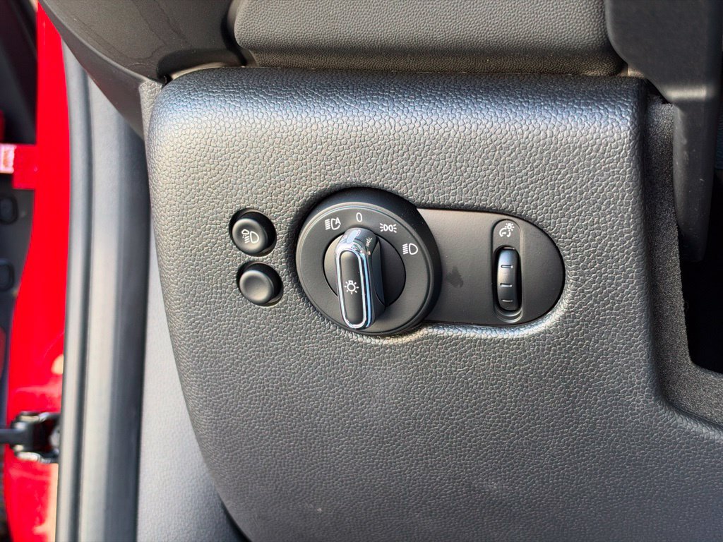 Used 2024 MINI Cooper 2-Door Hardtop FWD image 22