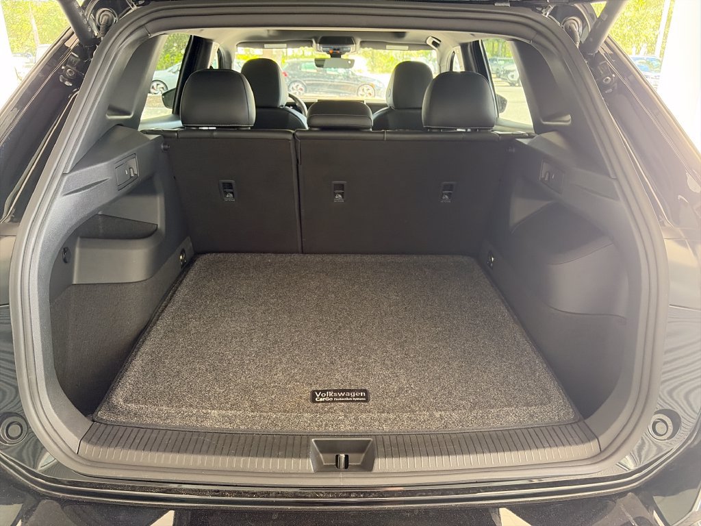 Certified 2026 Volkswagen Tiguan SE R-Line FWD image 39