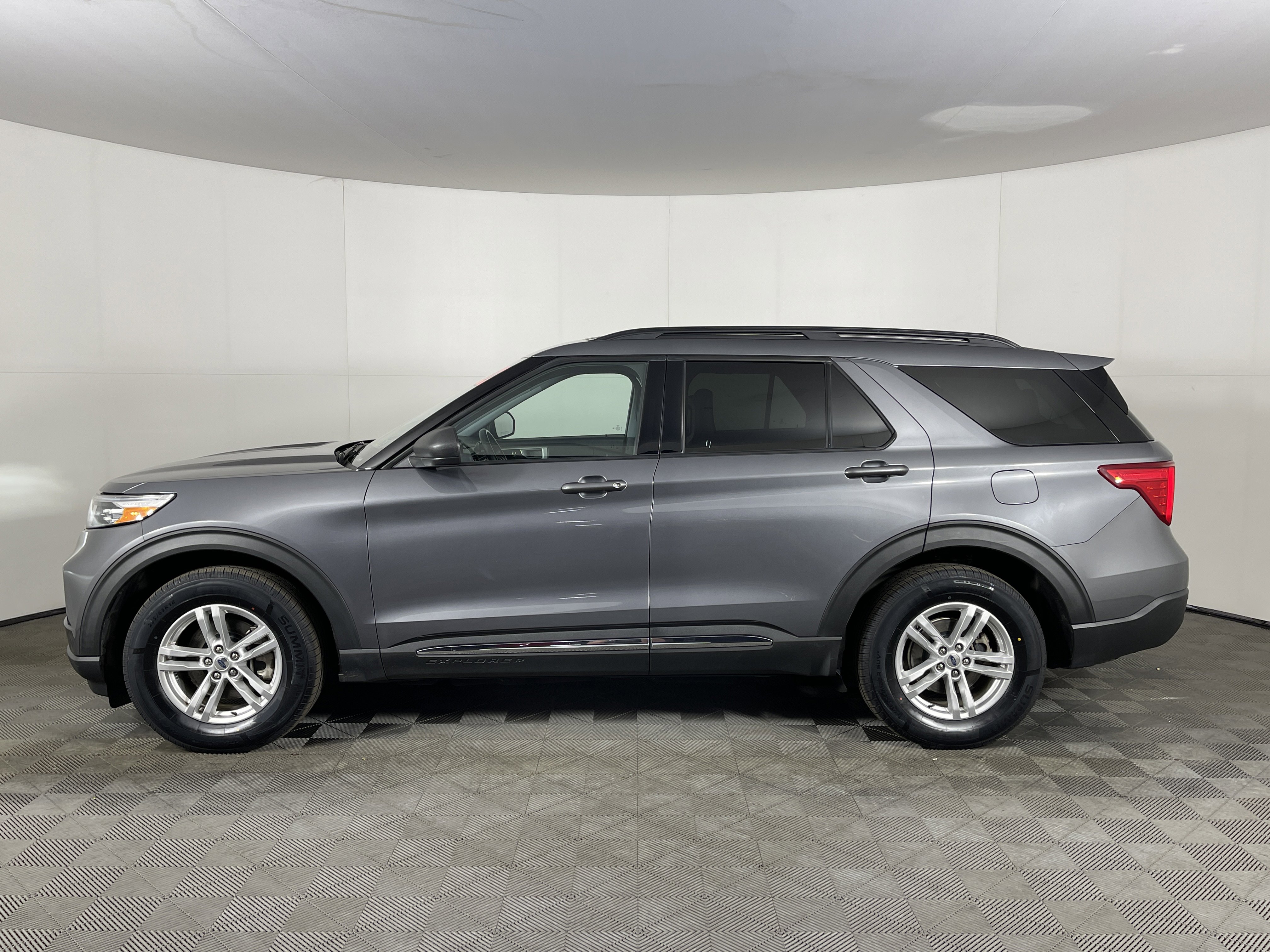 Used 2022 Ford Explorer XLT w/ Equipment Group 202A image 3