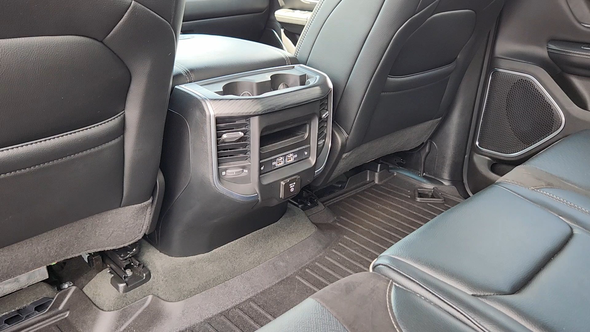 Used 2024 RAM 1500 Laramie AWD/4WD image 17