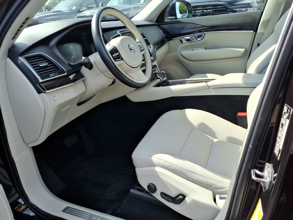 Used 2019 Volvo XC90 T5 Momentum w/ Multimedia Package AWD/4WD image 15