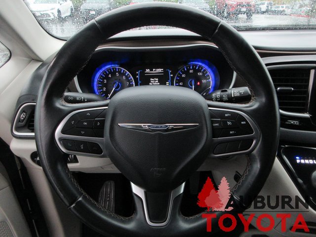 Used 2017 Chrysler Pacifica Touring-L image 14