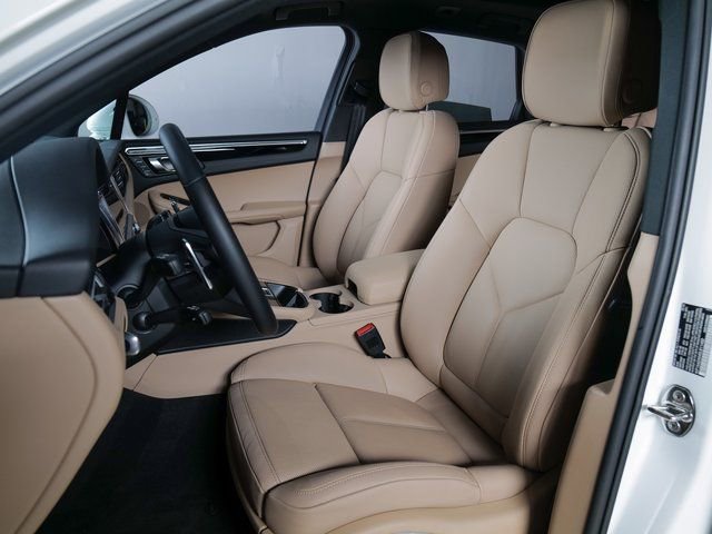 Certified 2025 Porsche Macan image 5