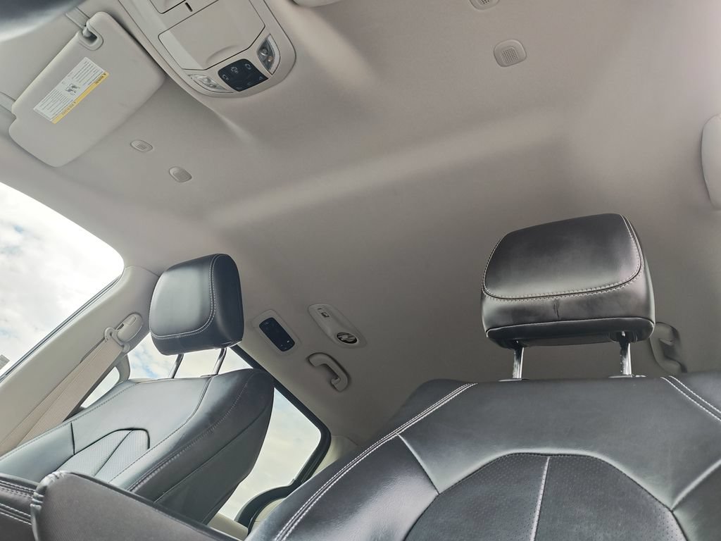 Used 2023 Chrysler Pacifica Touring-L FWD image 23