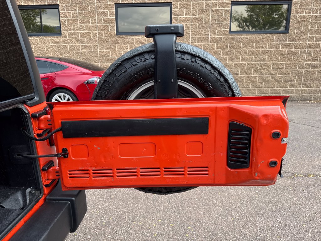 Used 2015 Jeep Wrangler Unlimited Rubicon w/ Connectivity Group AWD/4WD image 9