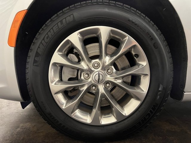 Used 2022 Chrysler Pacifica Touring-L image 10