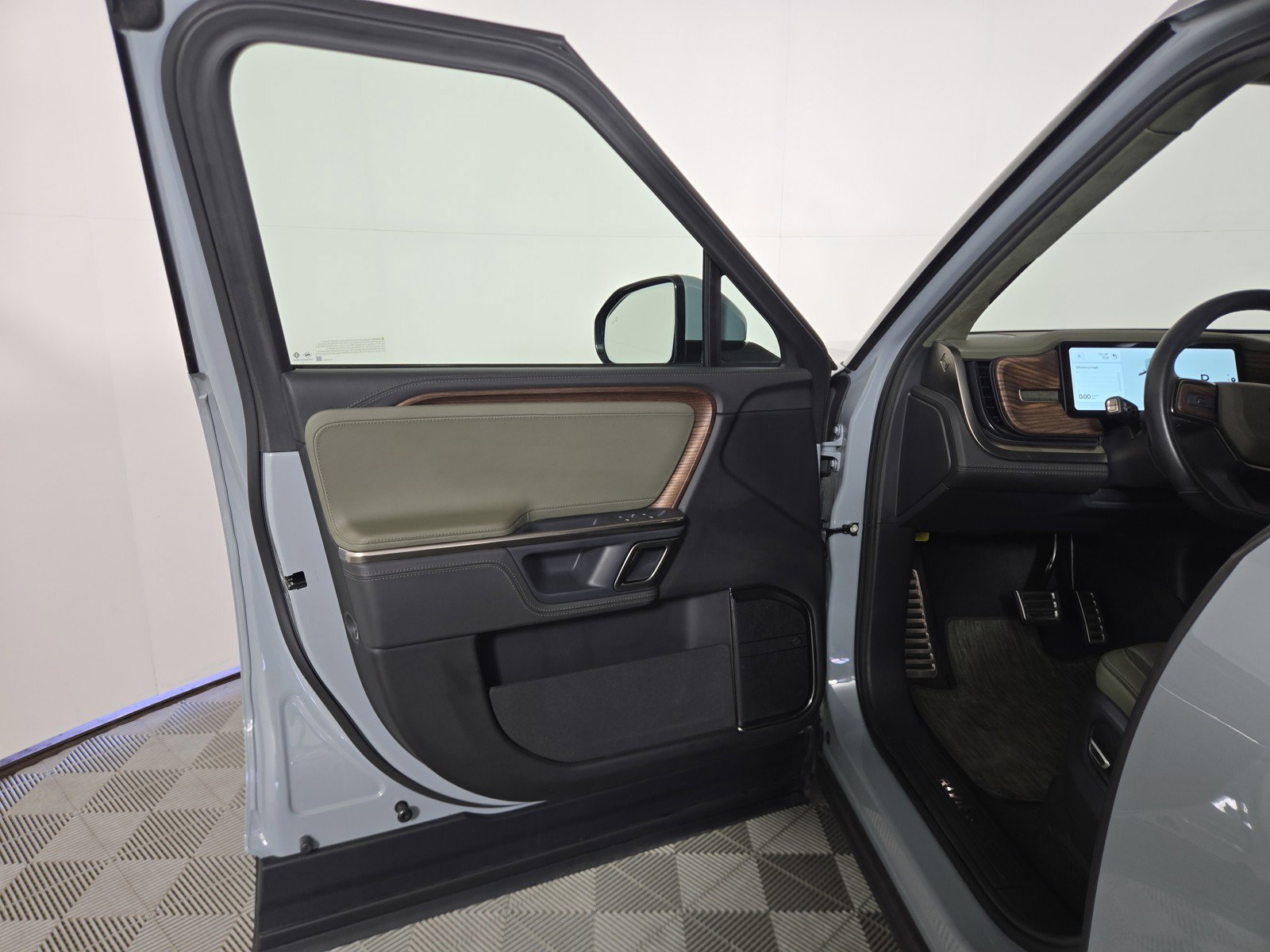 Used 2024 Rivian R1S Adventure AWD/4WD image 16