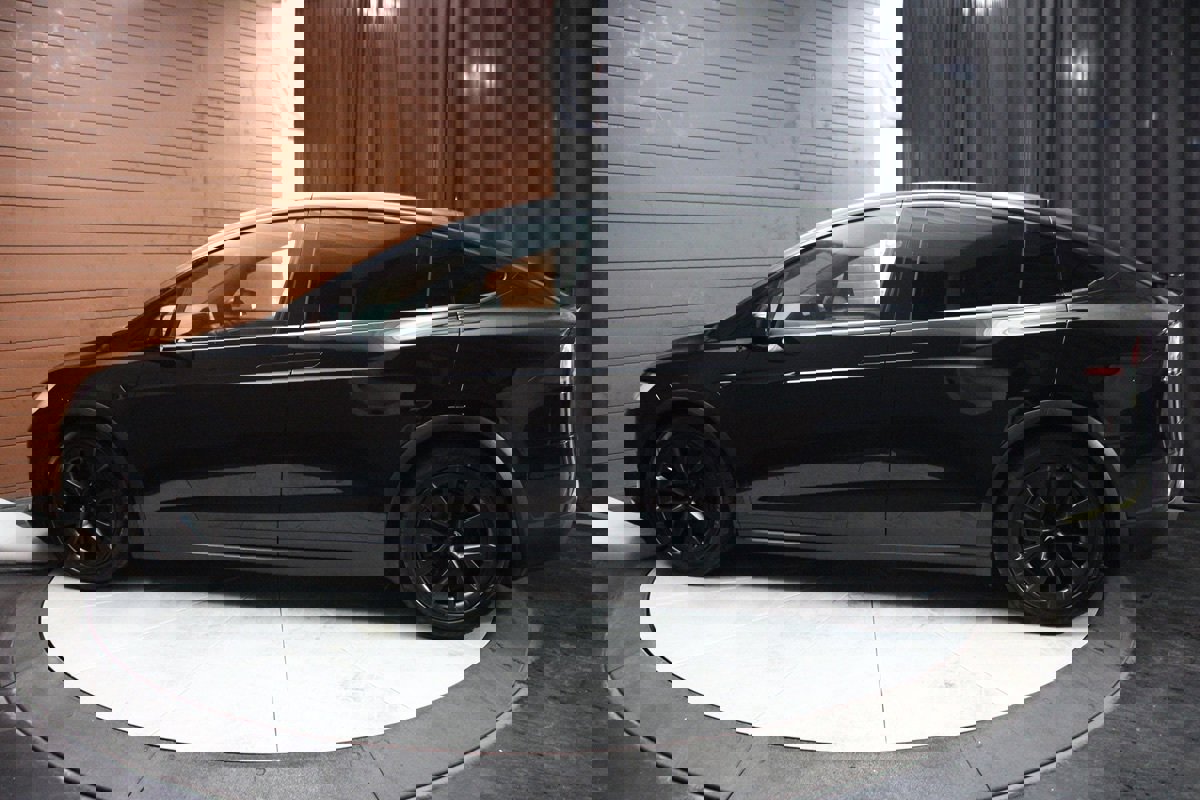 Used 2023 Tesla Model X image 8