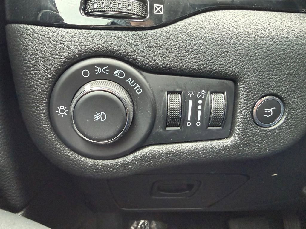 Certified 2023 Jeep Cherokee Altitude Lux AWD/4WD image 23