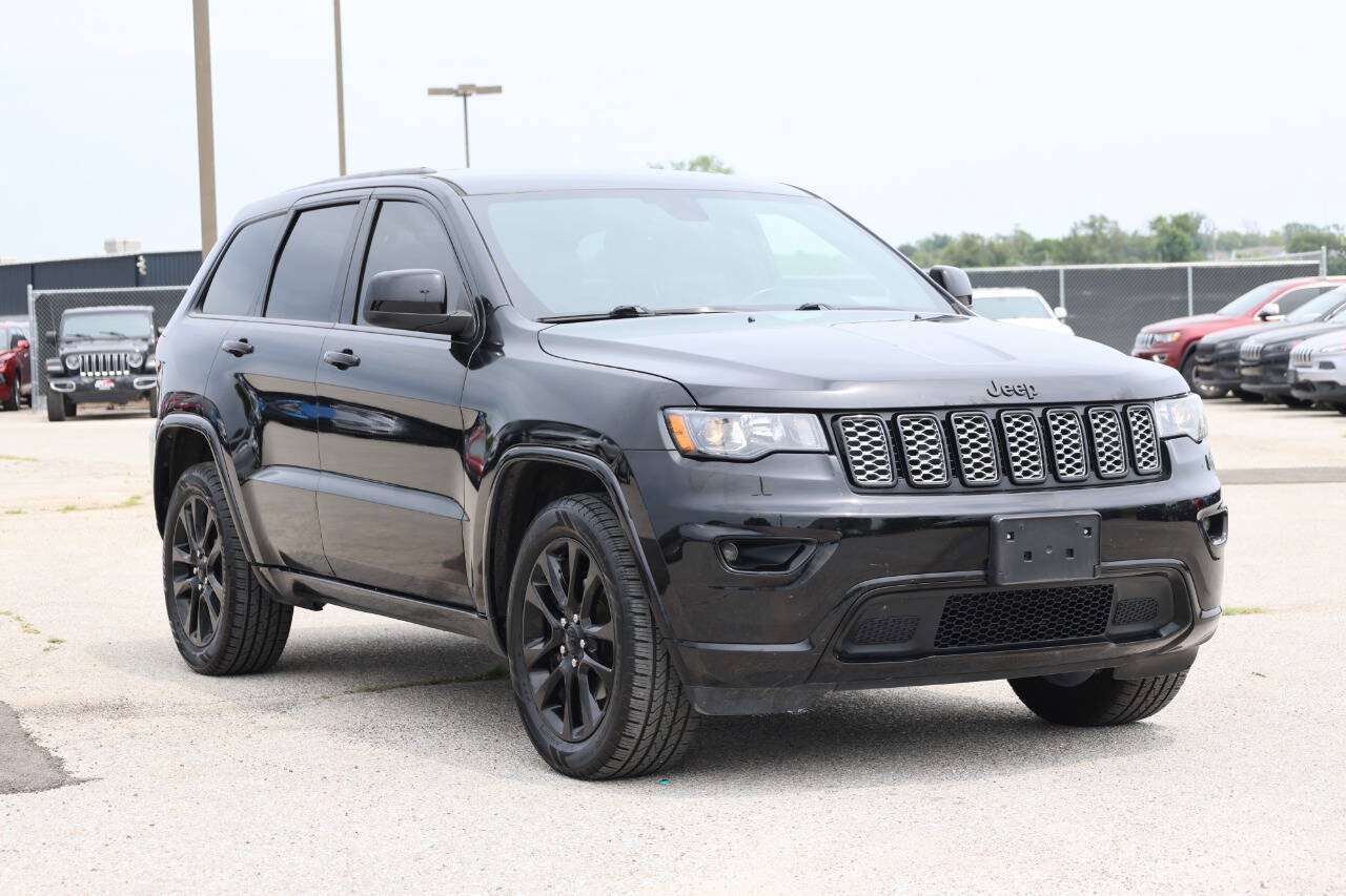 Used 2018 Jeep Grand Cherokee Altitude AWD/4WD image 4