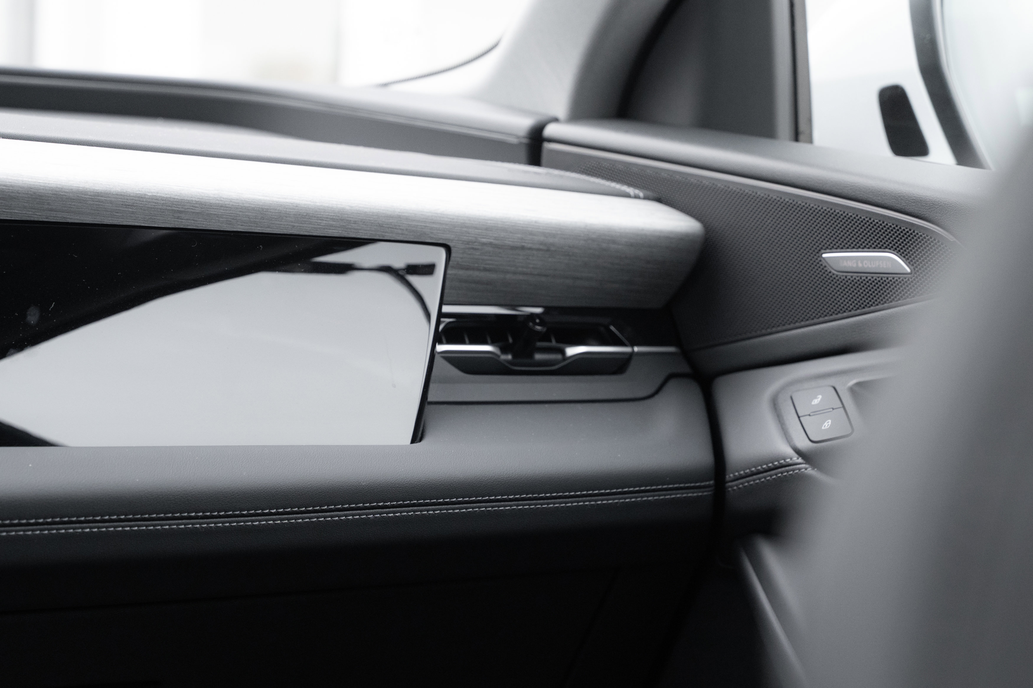 Used 2025 Audi Q6 e-tron Premium Plus w/ Premium Plus image 15