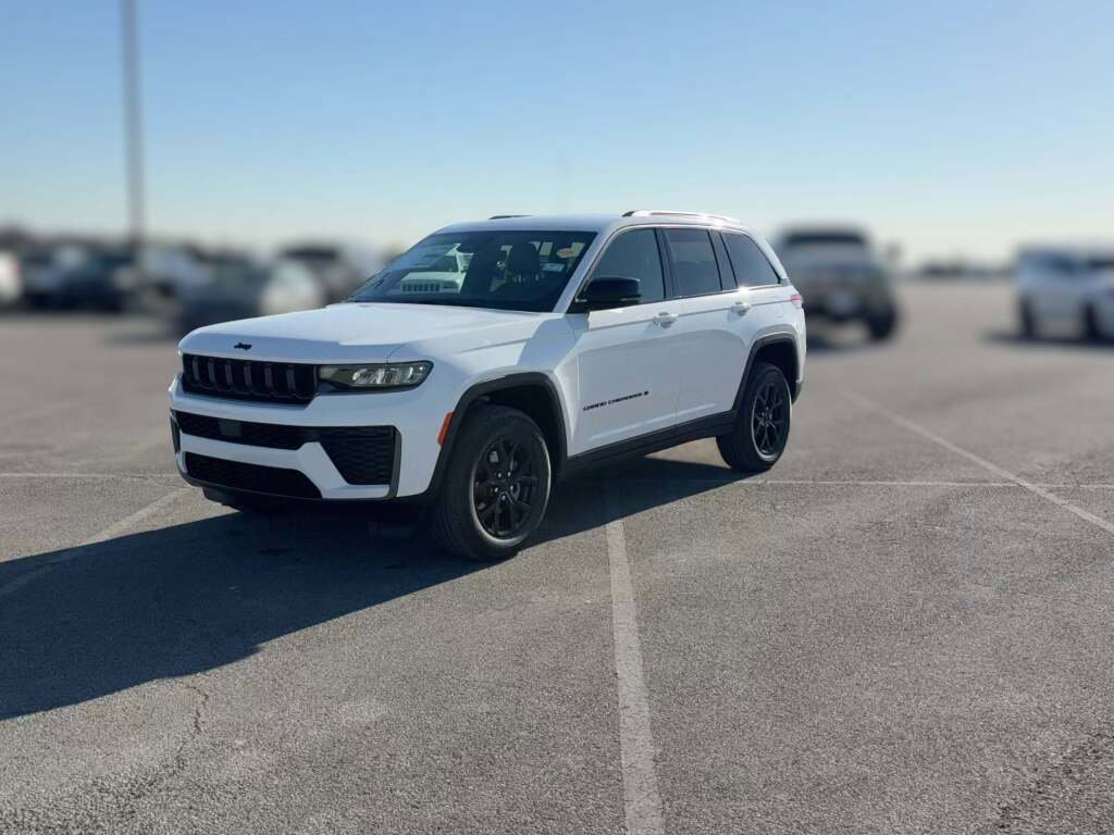New 2026 Jeep Grand Cherokee Altitude image 4