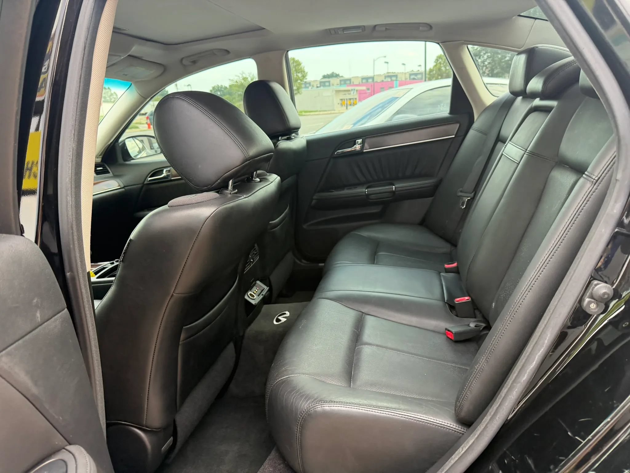 Used 2010 INFINITI M35 w/ Technology Pkg RWD image 13