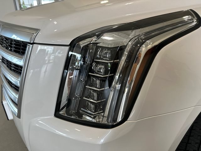 Used 2019 Cadillac Escalade Luxury AWD/4WD image 6