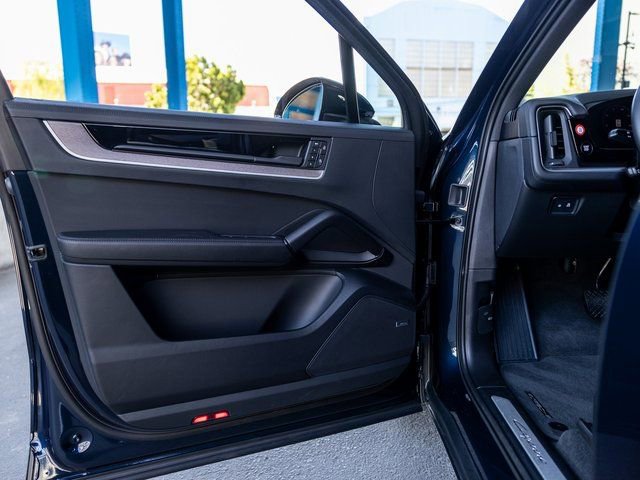 Certified 2025 Porsche Cayenne E-Hybrid image 37