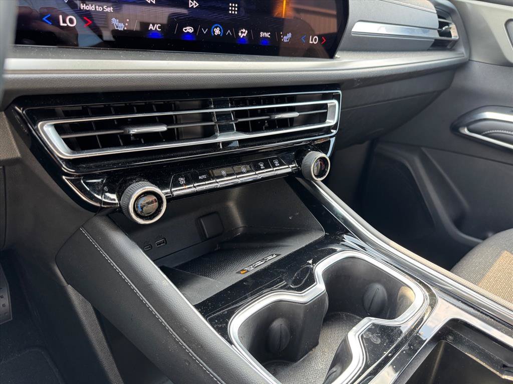 Used 2024 Chevrolet Traverse LT FWD image 20
